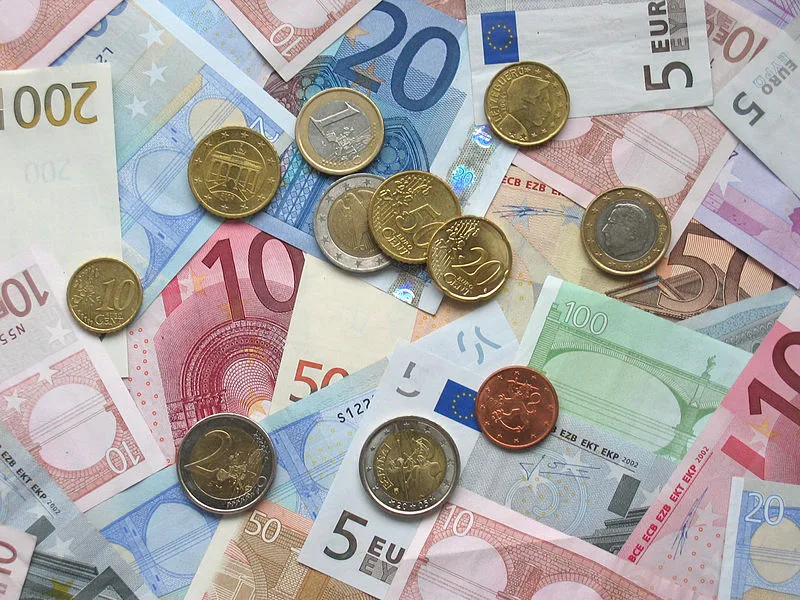 000005Euro_coins_and_banknotes