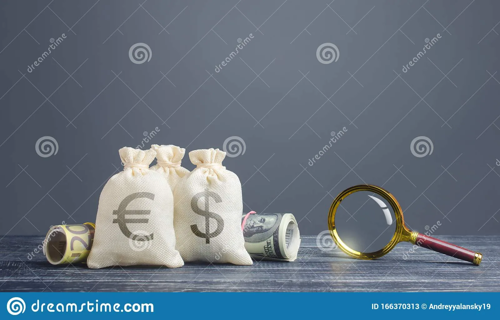 sacs-et-loupe-d-argent-investissements-de-recherche-le-financement-projets-surveillance-financière-à-la-lutte-contre-blanchiment-166370313