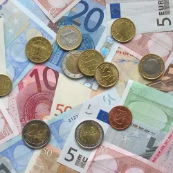 000005Euro_coins_and_banknotes