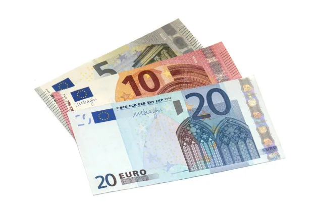 5-10-20-euro-banknotes-isolated_117930-65